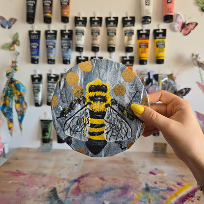 Small round shape canvas with a bee and gold details