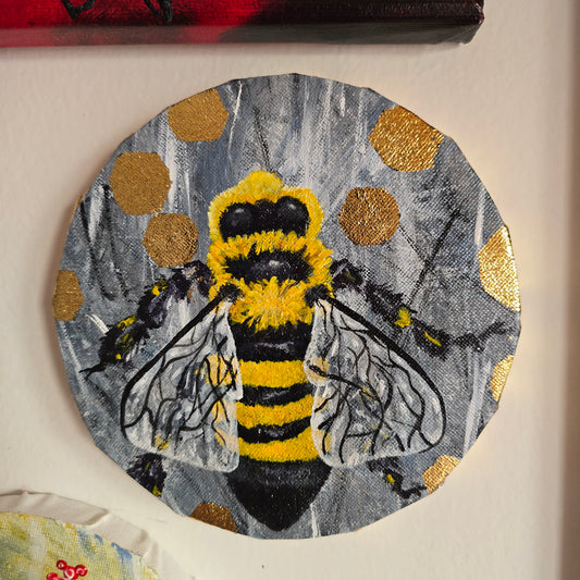 Small round shape canvas with a bee and gold details