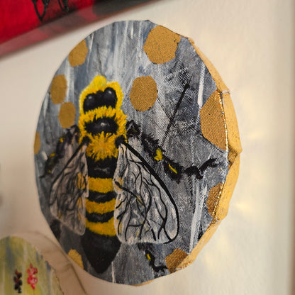 Small round shape canvas with a bee and gold details