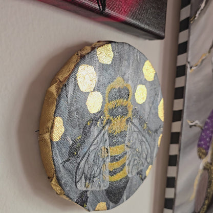 Small round shape canvas with a bee and gold details